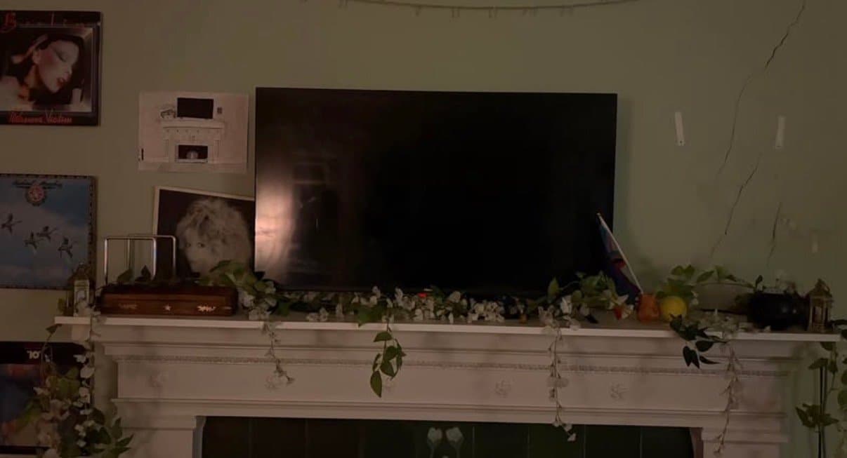 35in Smart TV with remote